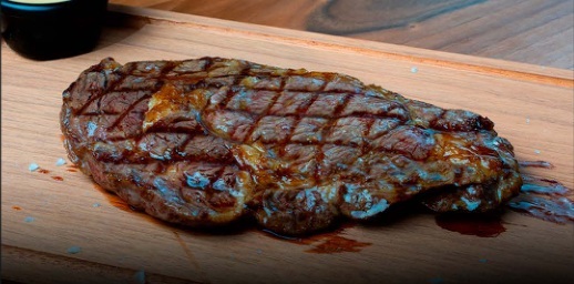 Entrecôte Aubrac cuite au charbon de bois